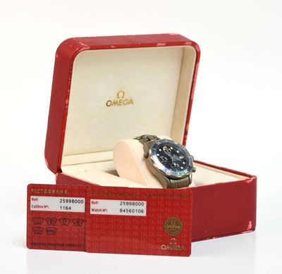une image représentant une montre dans un coffret rouge posée sur une surface blanche