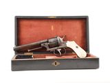 un vieux pistolet dans un étui, sur fond blanc
