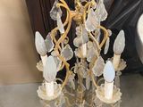 un lustre doré orné de nombreuses lumières