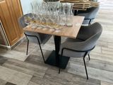 une table sur laquelle sont posés des verres à vin