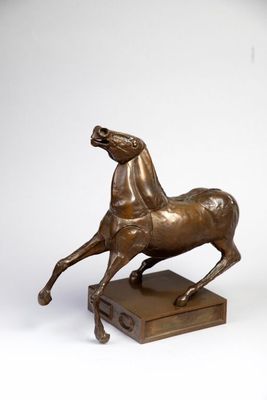 statue en bronze d'un cheval sur un socle en bois sur fond blanc