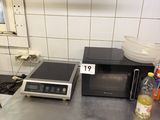 un micro-ondes et un grille-pain posés sur le plan de travail d'une cuisine