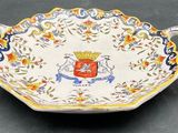 une image représentant un plat de service décoratif orné d'un blason