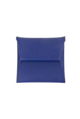 une petite pochette en cuir bleu munie d'une fermeture à glissière