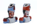 deux figurines représentant un homme et une femme sur fond blanc