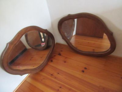 deux miroirs posés sur une table en bois