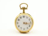 gros plan d'une montre de poche en or sur fond blanc