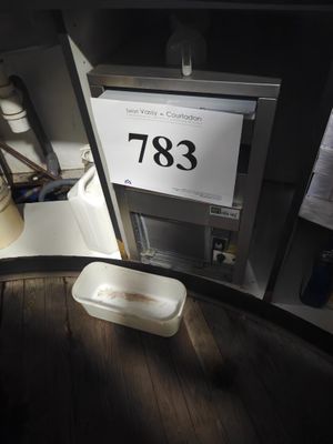 une photo d'un lavabo et d'un miroir dans une pièce