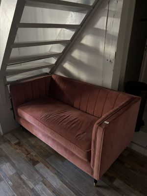 un canapé placé devant un escalier