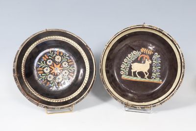 SUISSE XIXème siècle Deux plats en terre cuite vernissée, à …