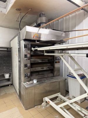 une photo d'une cuisine professionnelle équipée d'un four à pizza