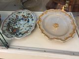 deux assiettes et un bol exposés dans une vitrine