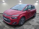une citrole rouge garee sur un plancher en damier dans un garage