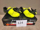 deux paires de chaussures jaunes et noires posées sur une boîte