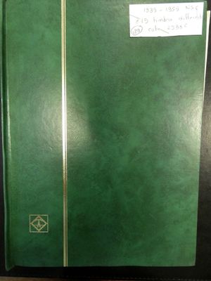 un livre vert sur lequel est collé un autocollant, posé sur une table