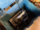 une boîte bleue contenant une machine