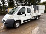 un camion blanc garé dans la poussière