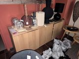 de nombreux vases posés sur une table dans une pièce