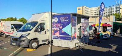 de nombreux camions garés sur un parking