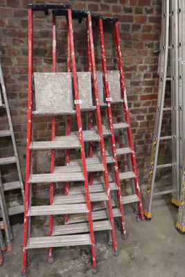 de nombreuses échelles appuyées contre un mur de briques