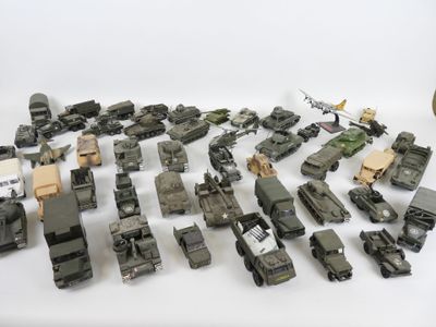 de nombreux véhicules militaires posés sur une table