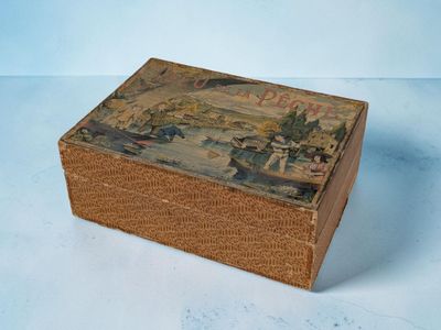 une vieille boîte en bois décorée d'une peinture, posée sur une table