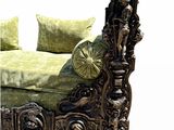 un canapé vert avec des coussins dessus et un coussin posé par-dessus