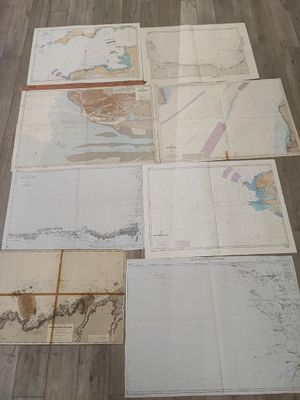 Ensemble de huit cartes marines détaillées sur papier, diver…