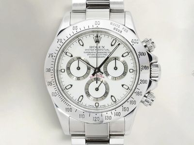 une montre posée sur une surface blanche