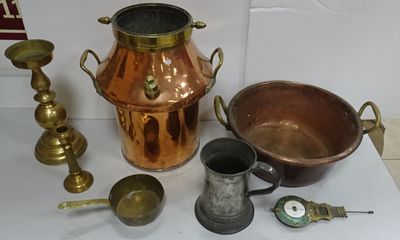 un grand nombre d'objets différents posés sur une table