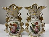 deux vases peints avec des fleurs