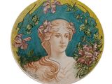 une assiette sur laquelle est représentée une femme avec des fleurs