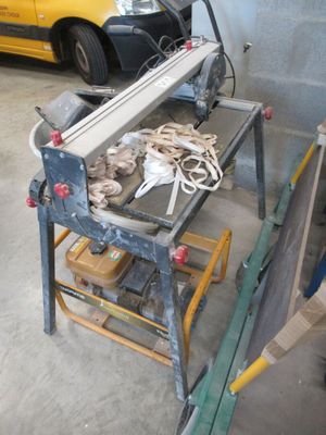 une machine posée sur une table dans un garage