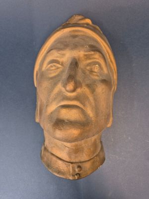 statue représentant la tête d'un homme sur fond bleu