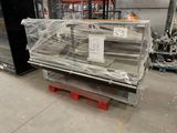 une palette sur laquelle sont empilés plusieurs articles dans un entrepôt