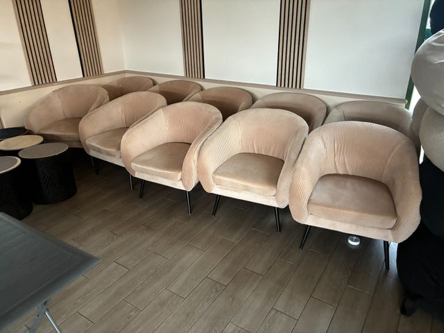 Dix fauteuils corbeilles garnis de velours beige