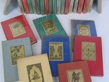 plusieurs livres empilés les uns sur les autres sur une table