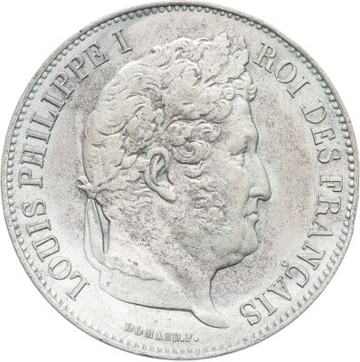 Gros plan sur une pièce de monnaie en argent portant un visage de femme