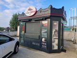 une voiture garée devant un petit magasin