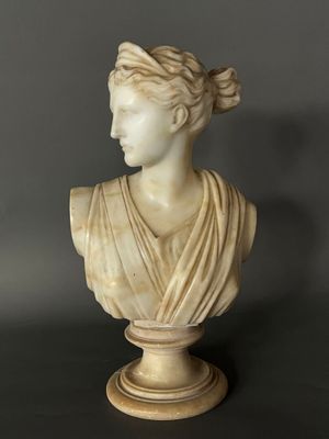 un buste de femme en marbre blanc sur un piédestal