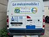 une camionnette blanche garée dans un parking