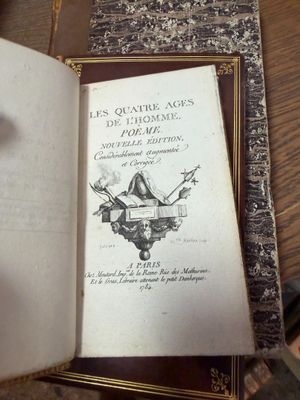 un livre ouvert sur lequel figure le dessin d'un homme