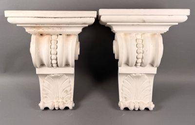 paire de corbeaux anciens en plâtre blanc, ornés de motifs sculptés