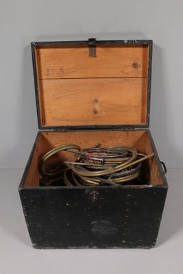 une boîte en bois contenant tout un tas de fils