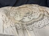 un oreiller blanc orné d'un motif en dentelle
