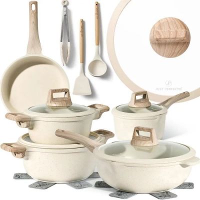 beaucoup de casseroles et de poêles sur la table