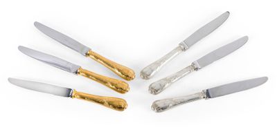 six couteaux en argent et en or, avec des manches dorés, posés sur une surface blanche