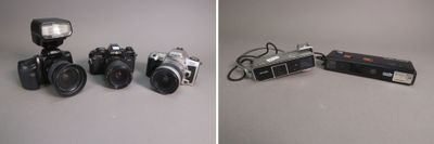 deux photos montrant un appareil photo et un flash posés sur une table