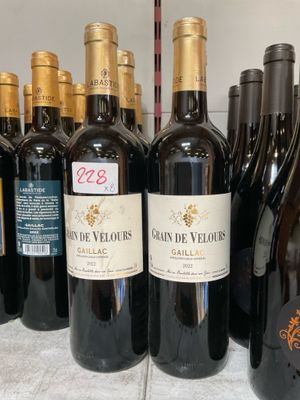 des bouteilles de vin sont alignées sur une étagère dans un magasin