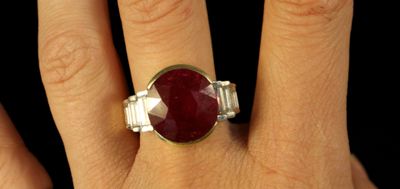 une image montrant un gros plan de la main d'une personne portant une bague